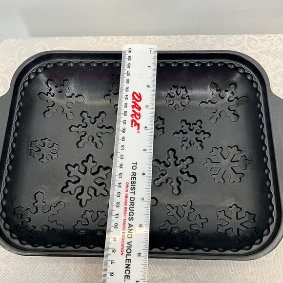 Nordic Ware Nonstick Cast Aluminum Snowflake Baking Pan 13"x8.5" - Picture 6 of 6